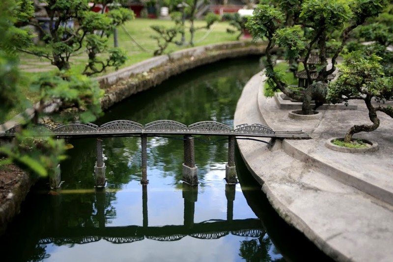 Những công trình nổi tiếng của Huế được tái hiện lại như thật tại đây. Cầu Trường Tiền vắt ngang qua con sông Hương thơ mộng.