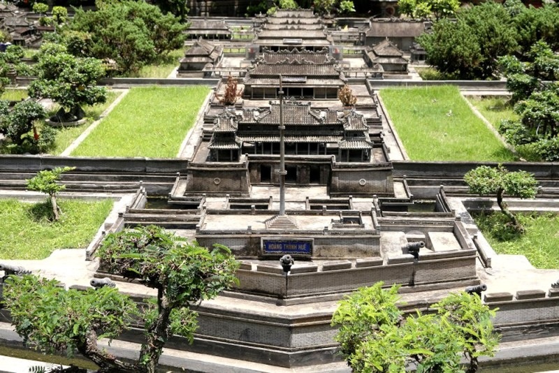 Hoàng thành Huế, di tích lịch sử tồn tại hàng trăm năm được anh Tùng cho tái hiện lại một cách tinh xảo và y như thật.