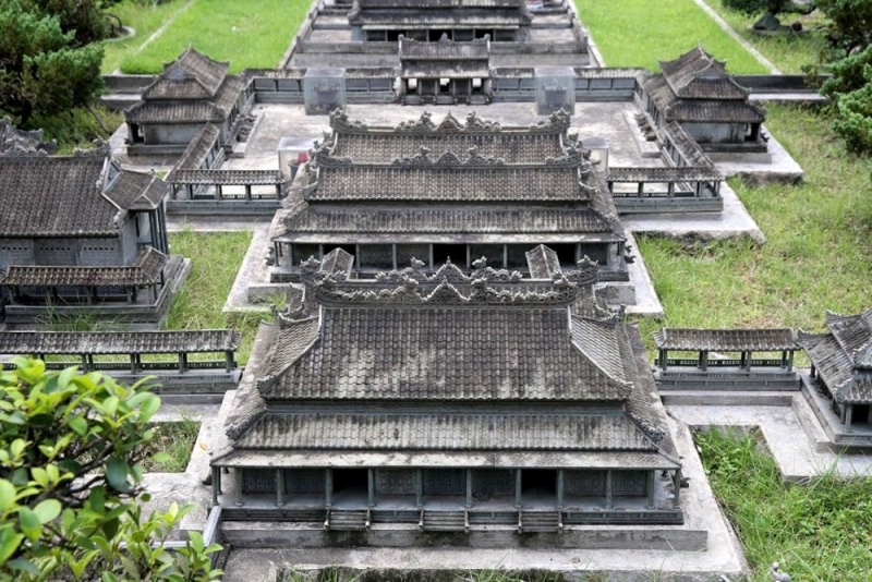 Hoàng thành Huế bao quanh Tử cấm thành với cổng Ngọ Môn, điện Cần Chánh, điện Thái Hòa, cung Trường Sinh…