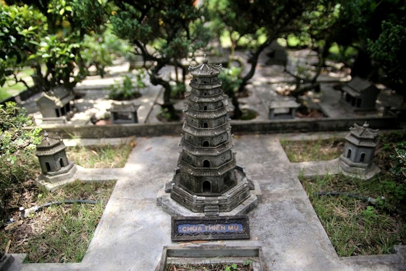 Chùa Thiên Mụ, danh lam thắng cảnh nổi tiếng được anh Tùng tái hiện lại với đầy đủ chùa, tháp nằm bên cạnh dòng sông Hương.