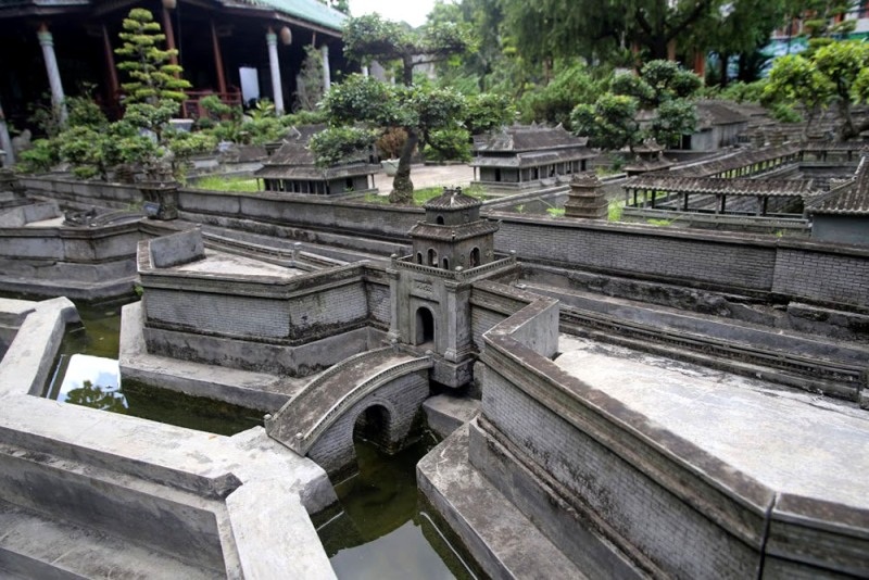 Nhờ làm bằng chất liệu bột đá Bửu Long, công trình dù mưa nắng cũng không bị hư hại mà còn trở nên cổ kính hơn bởi lớp rêu phong bám bên ngoài.