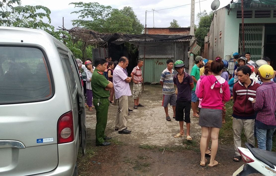 Nghi án 1 sĩ quan quân đội nghỉ hưu bị giết để cướp tài sản - 1 Nhiều người dân tập trung tại hiện trường vụ án để theo dõi vụ việc.