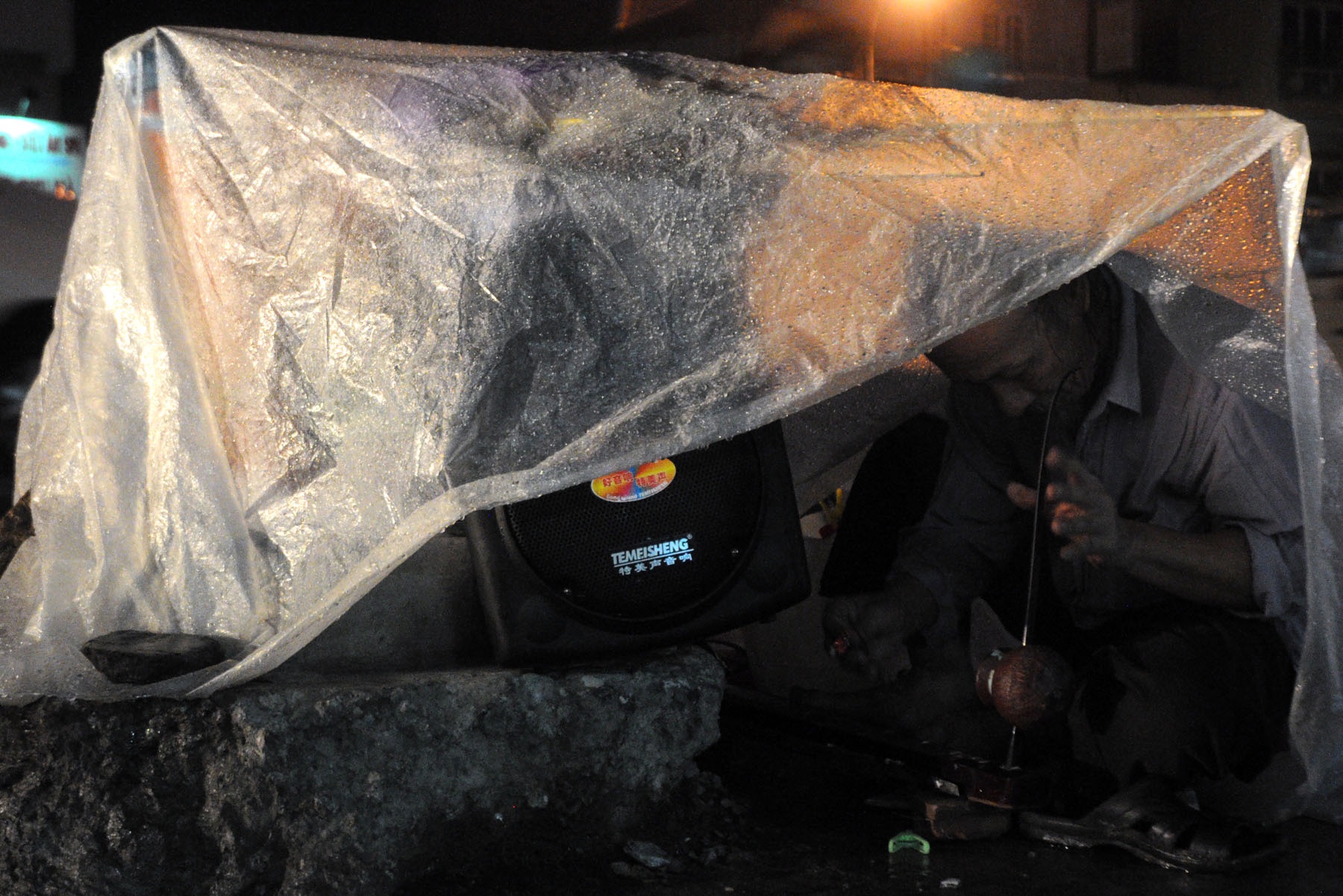 Những phận người nghèo trong đêm mưa Sài Gòn - 7 Ông Xuân (65 tuổi) kể hai vợ chồng ông từ Bắc vào Sài Gòn đã hơn 20 năm nay. Ngày nắng cũng như mưa, ông mang đàn bầu ra ven đường ngồi đánh để kiếm tiền mua thuốc thang cho vợ.