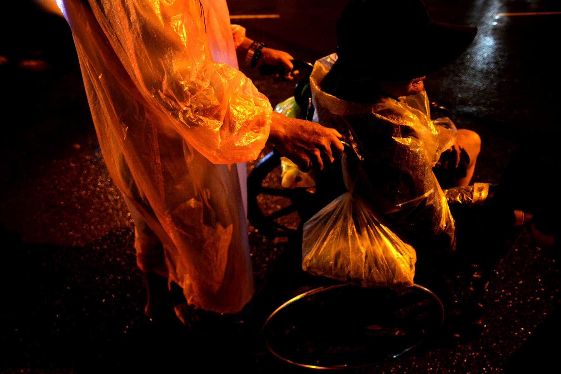 Những phận người nghèo trong đêm mưa Sài Gòn - 10 Anh Tuấn cùng mẹ già 80 tuổi ở Phú Yên vào Sài Gòn bán vé số kiếm sống qua ngày. Anh Tuấn tâm sự: “Mưa gió gì cũng phải đi bán hết chú ạ, chứ ở quê còn vợ và mấy đứa con nhỏ nữa, không ráng làm lấy gì nuôi chúng!”.