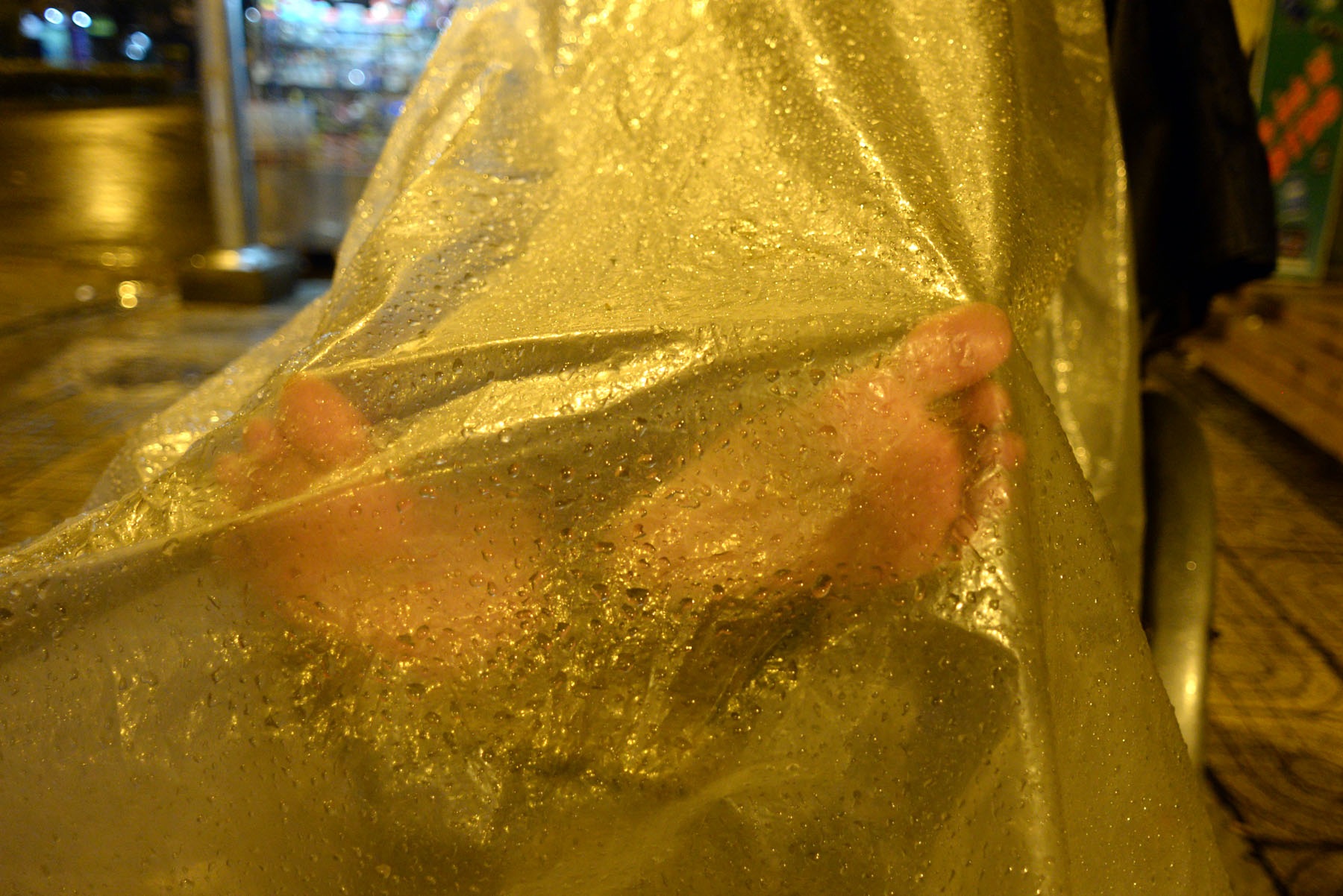 Những phận người nghèo trong đêm mưa Sài Gòn - 6 Trời mưa vắng khách, một bác xích lô che chắn tạm phía trước “con ngựa già” của mình để chợp mắt một lúc sau một ngày mệt nhọc mưu sinh.