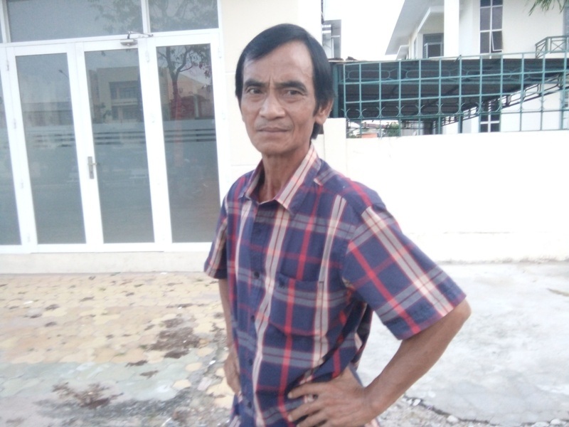 Ông Huỳnh Văn Nén nói gì khi hung thủ khiến ông ngồi tù lãnh án? - 2 Suốt cả phiên tòa ông Nén không vào phòng xử án mà chỉ đứng ngoài cổng, vì quá ám ảnh