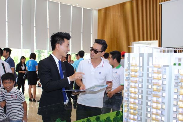 Nhân viên Đất Xanh tư vấn lựa chọn căn hộ cho MC Phan Anh