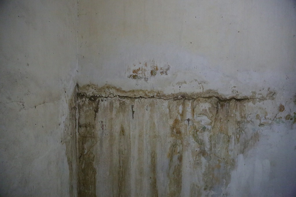 Nghiêm trọng nhất là toàn bộ hệ thống nước, điện của chung cư được thiết kế âm tường, sau nhiều năm sử dụng, ống bị mục nên nước từ trong tường chảy lênh láng ra hành lang, tràn xuống những căn hộ lầu dưới.