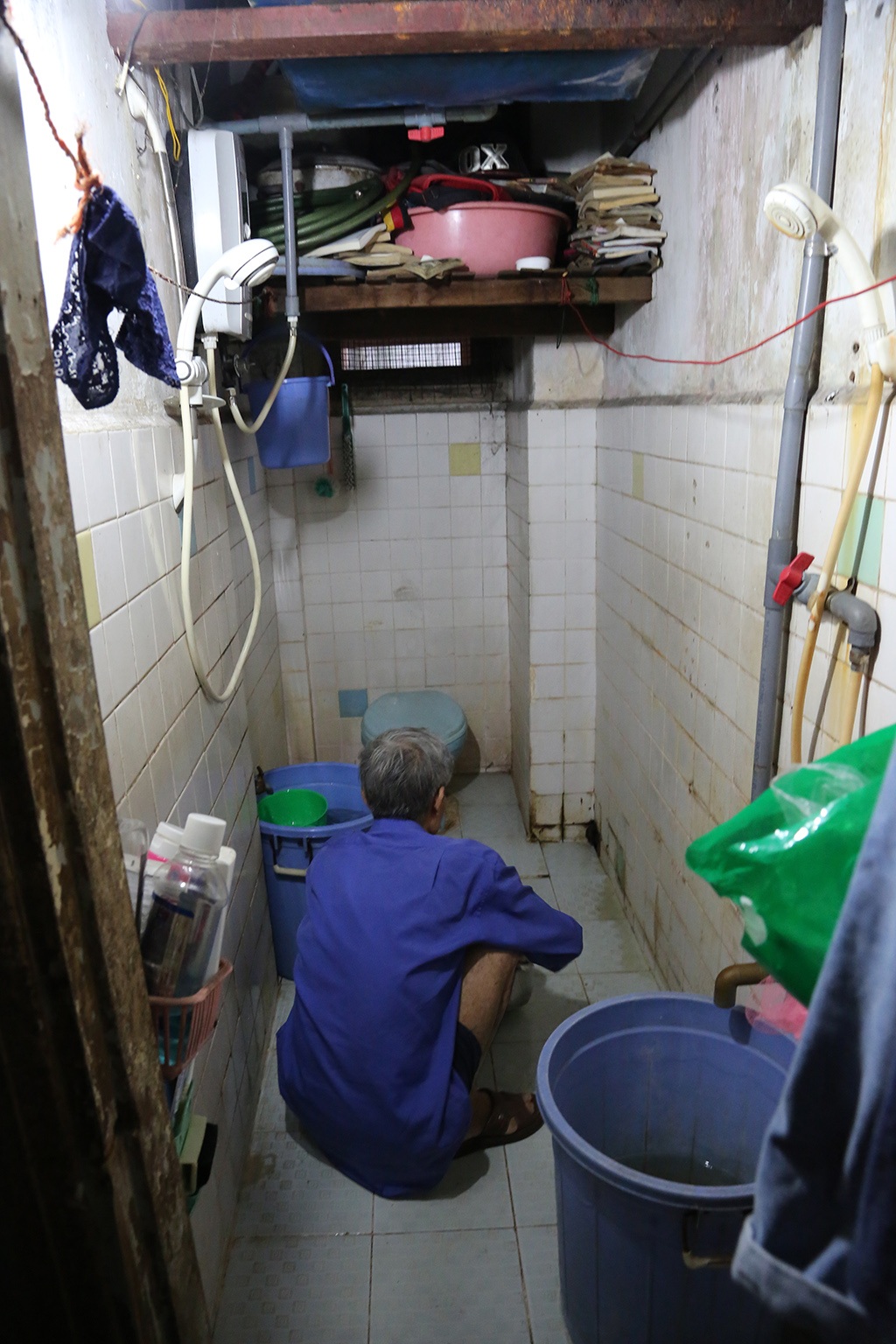 “Nhiều đêm đang ngủ gặp trời mưa to cả nhà thức giấc vì nước dột xuống, phải tìm xô chậu để hứng” một cư dân sống tại căn hộ tầng 3 chung cư Lam Sơn cho biết.