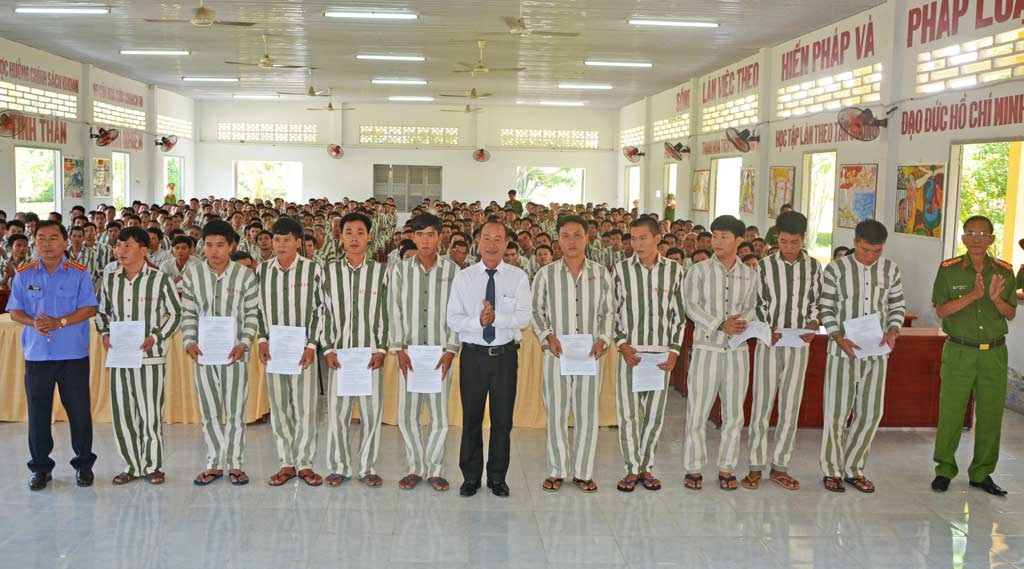 303 phạm nhân được đặc xá và giảm án dịp 2/9 - 1 Ông Lê Văn Lợi – Chánh án TAND tỉnh Long An trao quyết định đặc xá và giảm án cho các phạm nhân