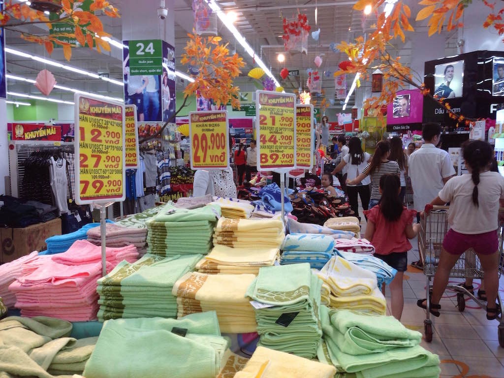 Hàng hóa giảm giá, khuyến mãi ngập tràn