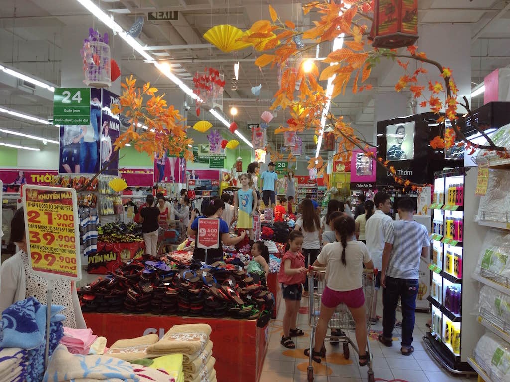 Sáng 2/9, các siêu thị rất đông khách đến mua sắm