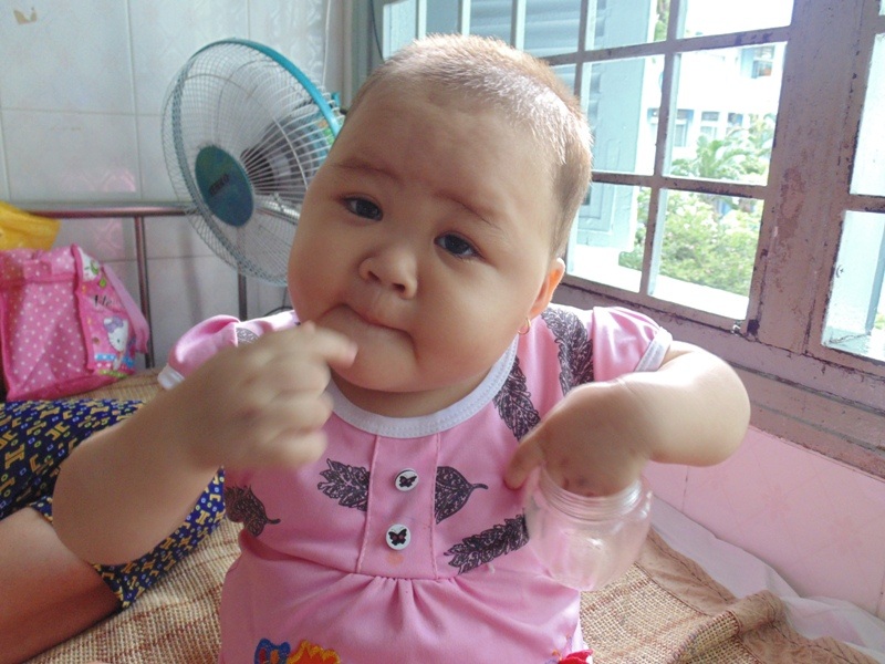 Hơn 168 triệu đồng đến với gia đình bé gái 2 tuổi bị ung thư mô tế bào - 2 Dù đã có tiền vào thuốc, bệnh tình của bé Kiều chỉ khá hơn 1 chút vì sức khỏe bé vốn yếu và thiếu máu nặng