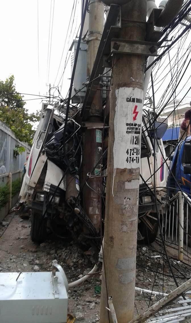 Đầu xe tải bẹp dúm sau vụ tai nạn