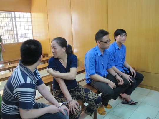 "Cậu ấm" Sài Gòn rủ bạn về nhà trộm két sắt đầy vàng - 1 Các bị cáo trộm và chứa chấp tài sản tại tòa