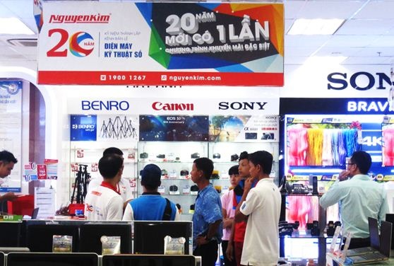 Khách hàng mua sắm trong chương trình kỷ niệm 20 năm tại Nguyễn Kim