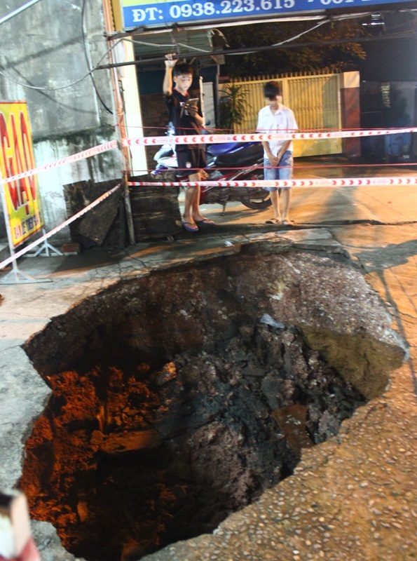 “Hố tử thần” rộng tầm 2,5 mét, dài khoảng 4 mét và sâu khoảng1,5m