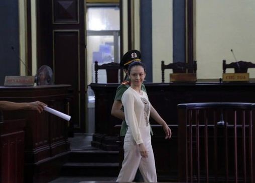 Hoa hậu Trương Hồ Phương Nga tại tòa