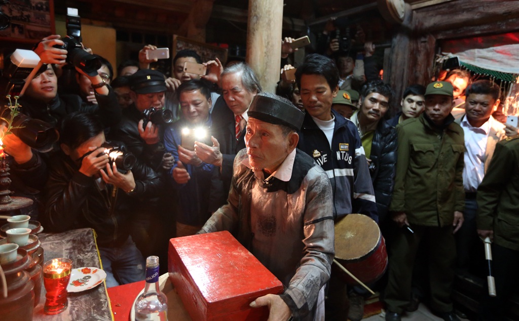 
Hộp Nõ và Nường được đặt trước bàn thờ để chuẩn bị cho nghi thức quan trọng nhất.
