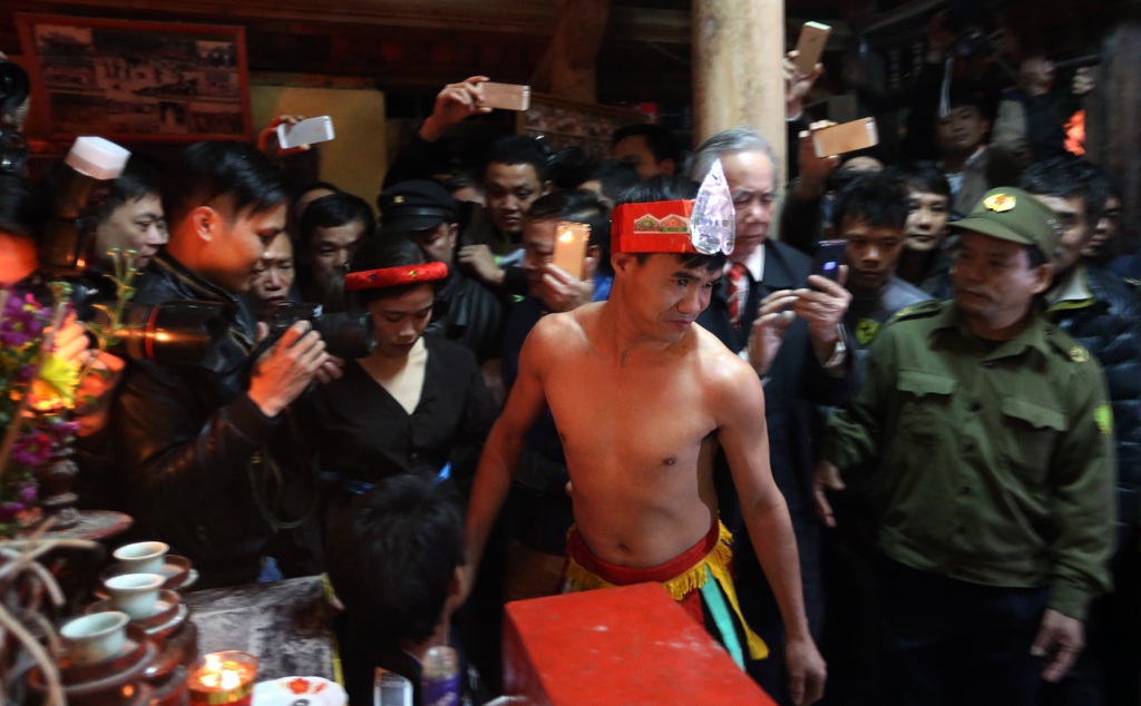 
Nõ và Nường do đôi nam nữ thủ vai lúc này được dẫn vào trong Lễ Mật.
