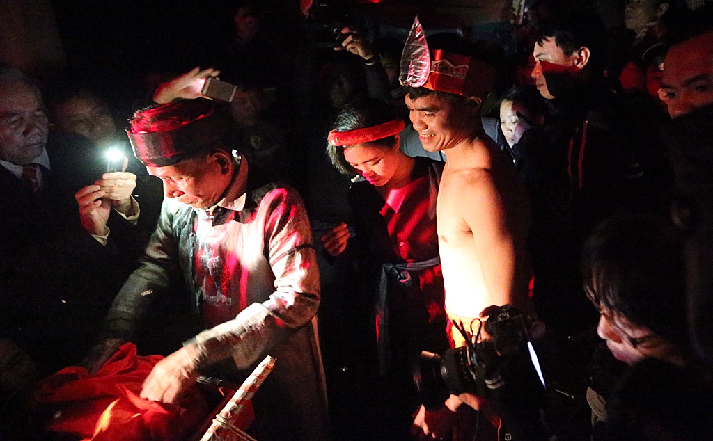 
Lúc này đèn điện trong miếu được tắt hết để vị trưởng lão lấy vật thiêng đưa cho đôi nam nữ.
