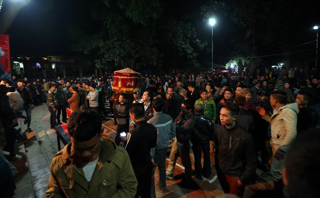 
Hơn 1h sáng, trước sân Miếu Trò vẫn còn kín người tiếc nuối cố nán lại dù lễ hội đã kết thúc.
