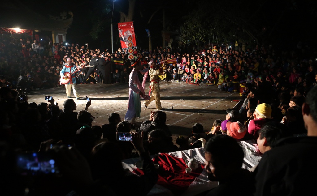 
Các tiết mục diễn trò nhận được sự hưởng ứng tham gia cổ vũ của hàng ngàn người dân và du khách.
