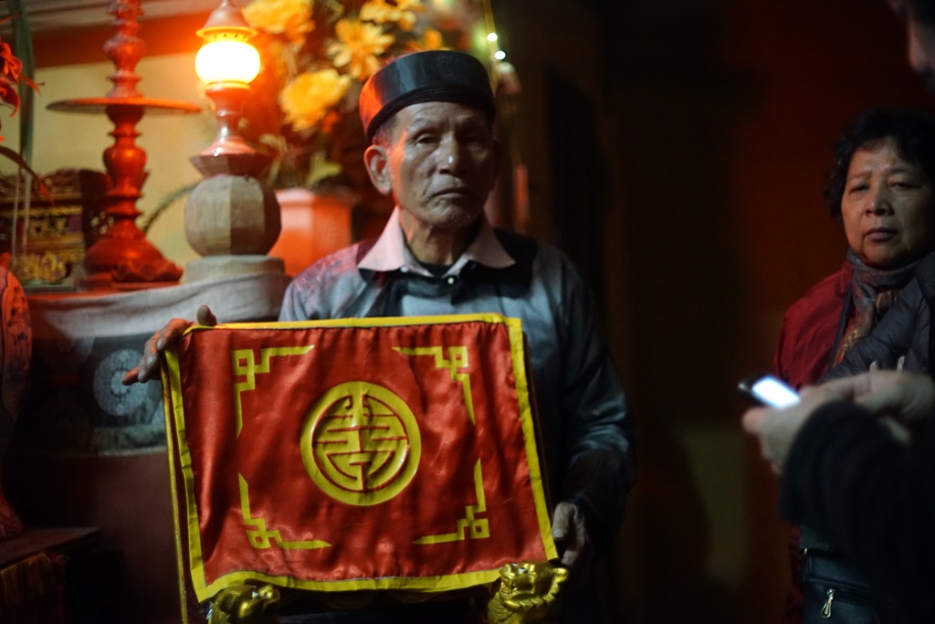 
Đến 11h đêm, cụ Nguyễn Thành Ngữ là Từ ở miếu Trò bắt đầu chuẩn bị cho phần lễ.
