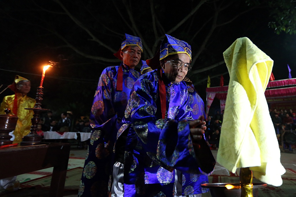 
Các cụ bô lão trong làng rửa sạch tay trước khi tham gia phần dâng lễ.
