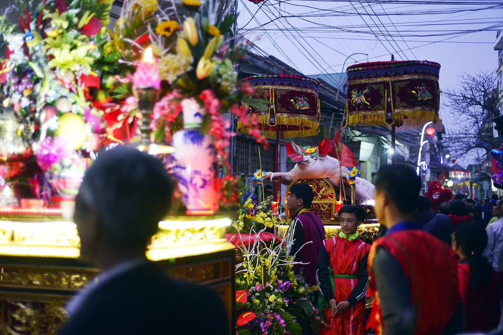 Độc đáo lễ rước lợn ở làng La Phù - 4
Gia đình nào có lợn được chọn rất hãnh diện và cho rằng năm mới may mắn sẽ đến với gia đình mình.