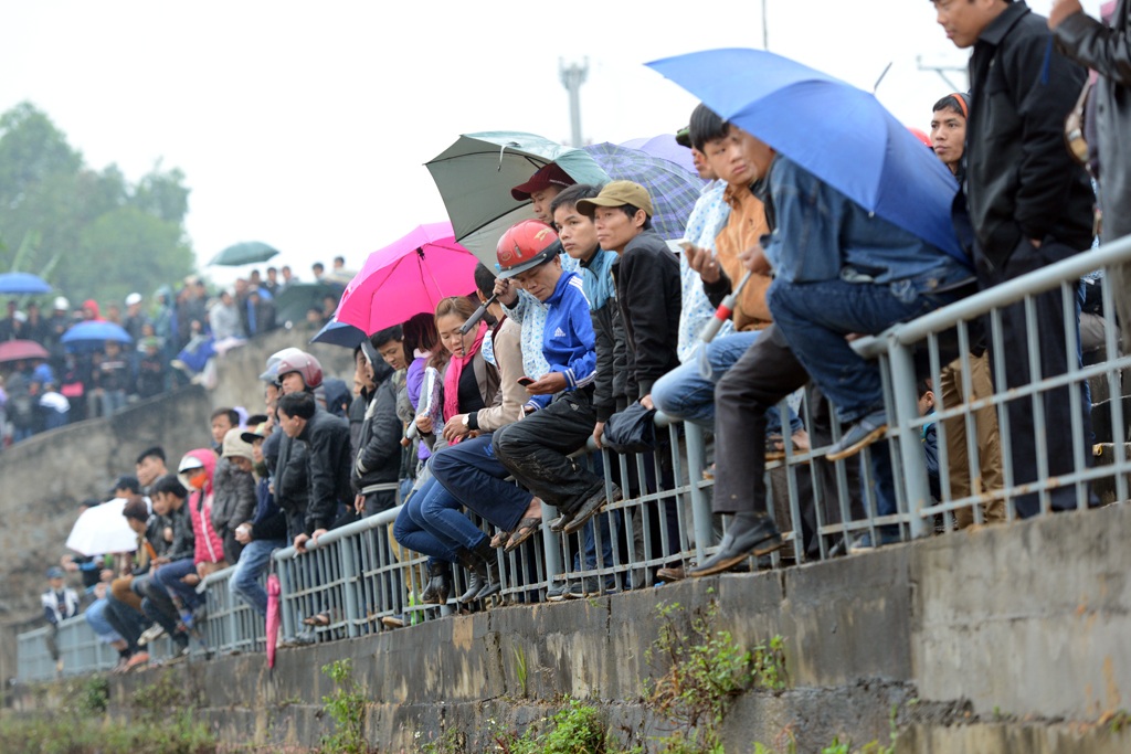 
Sân chật kín không còn một chỗ chống nên nhiều người phải ngồi lên cả lan can rất nguy hiểm.

