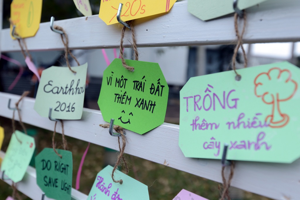 
Các khẩu hiệu kêu gọi tiết kiệm năng lượng, bảo vệ thiên nhiên môi trường được các trẻ viết lên những ô giấy nhỏ.
