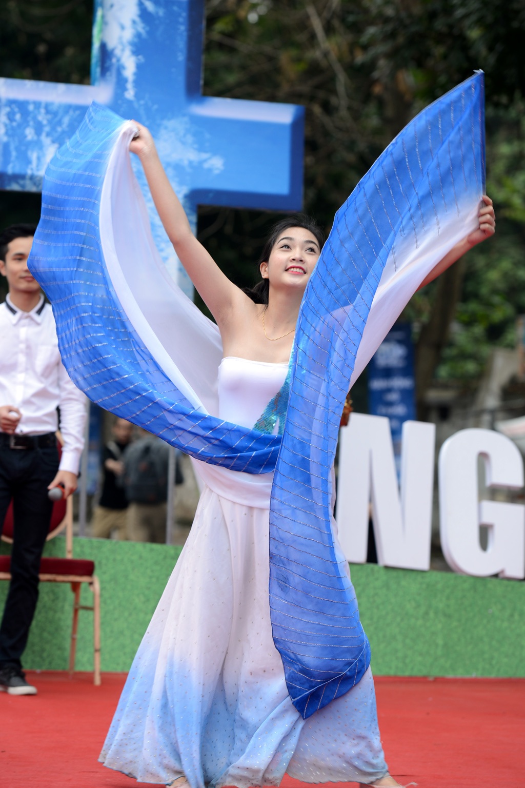 
Màn múa đẹp mắt của vũ công nhận được sự cổ vũ nhiệt tình của khán giả.
