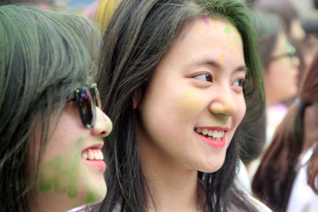 
Nét hồn nhiên, trong sáng và vui tươi lộ rõ trên từng gương mặt trẻ.
