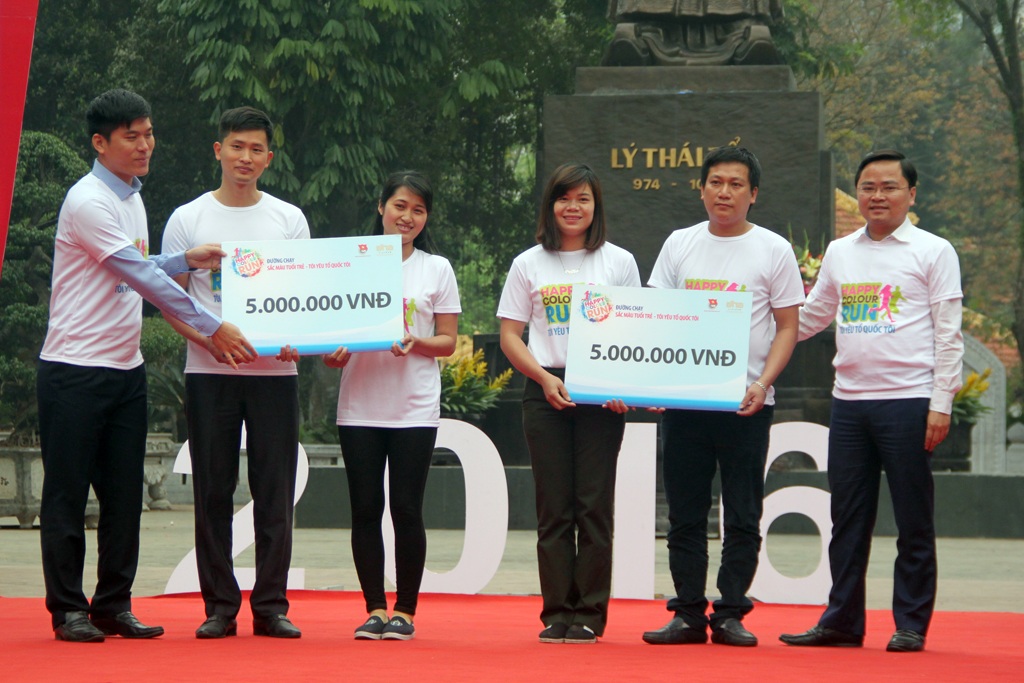 Hai cặp đôi thanh niên xung phong lập nghiệp thành công tại Đảo thanh niên Bạch Long Vĩ - Đảo thanh niên đầu tiên của cả nước nhận quà từ ban tổ chức sự kiện.