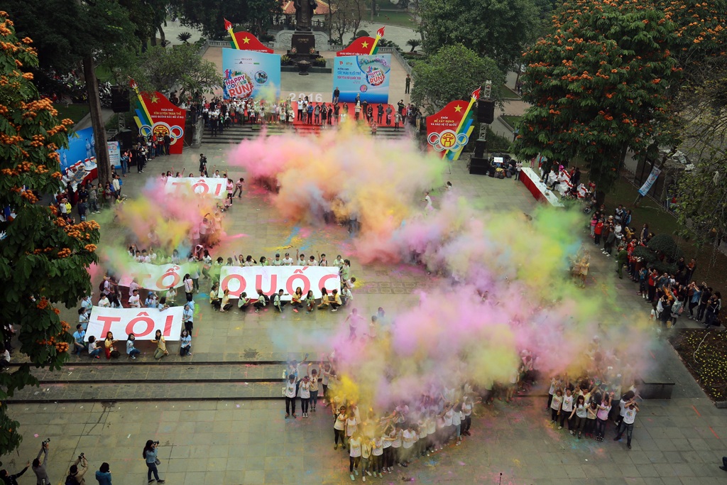 
Toàn bộ thanh niên tham gia sự kiện xếp hình bản đồ Việt Nam với rực rỡ sắc màu.
