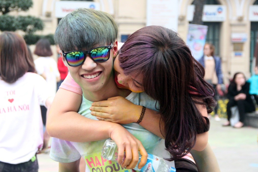 
Niềm vui khi cùng nhau cán đích sau đường chạy vòng quanh hồ.
