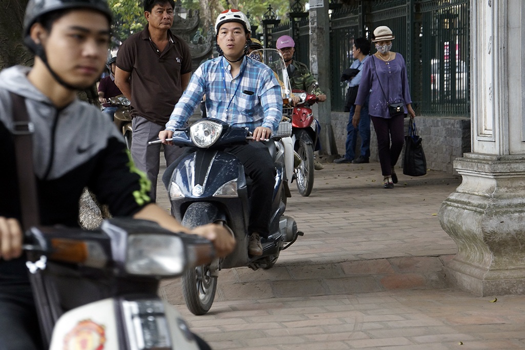 
Xe máy chiếm gần như hết hoàn toàn phần vỉa hè dành cho người đi bộ.
