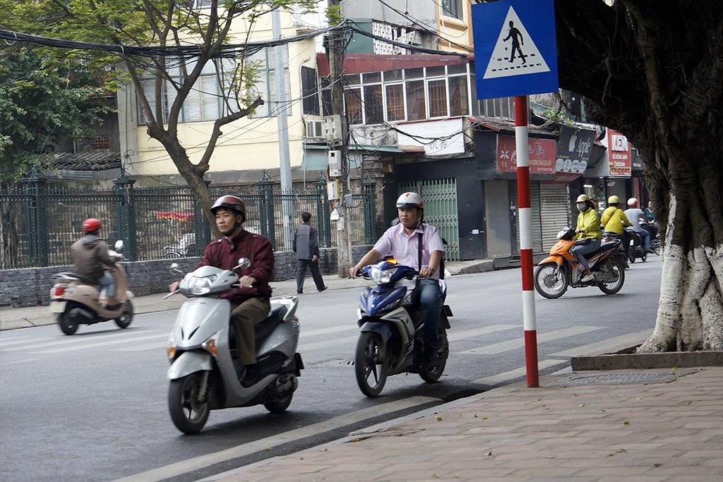 
Những người điều khiển xe đi ngược chiều trên vỉa hè xong lại nhảy xuống lòng đường, tiếp tục đi ngược chiều một cách thản nhiên.
