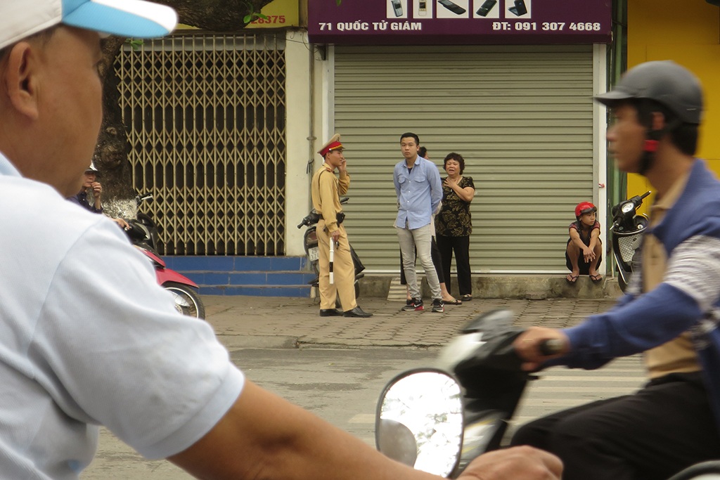 
Nhiều trường hợp vi phạm cũng đã bị cảnh sát giao thông xử lý song ý thức người tham gia giao thông chẳng được cải thiện là bao. Cảnh lộn xộn này hàng ngày vẫn tiếp diễn ngay trước cửa khu di tích Văn Miếu - Quốc Tử Giám, biểu tượng văn hóa và giáo dục của Thủ đô.
