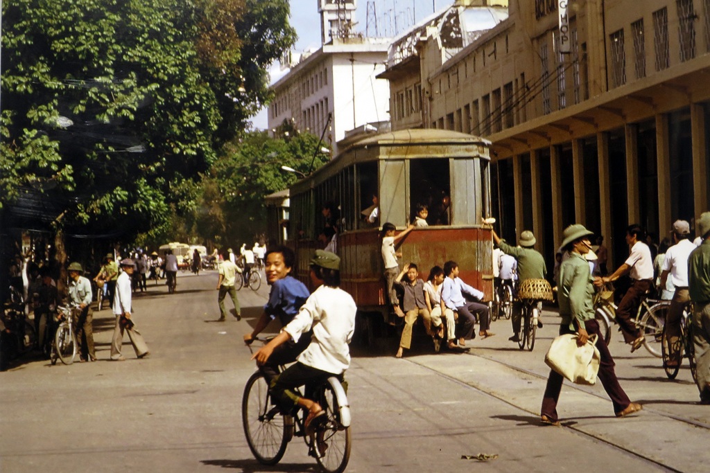 
Tàu điện trên phố Đinh Tiên Hoàng, Hà Nội năm 1983.
