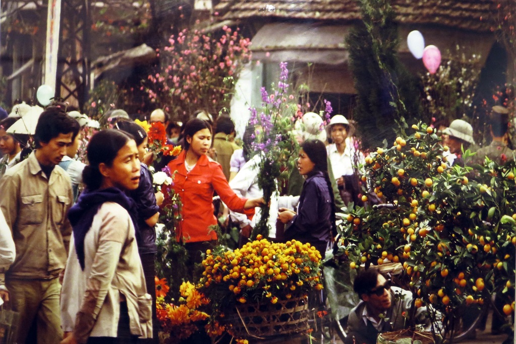 Chợ hoa ngày Tết của Hà Nội năm 1983.