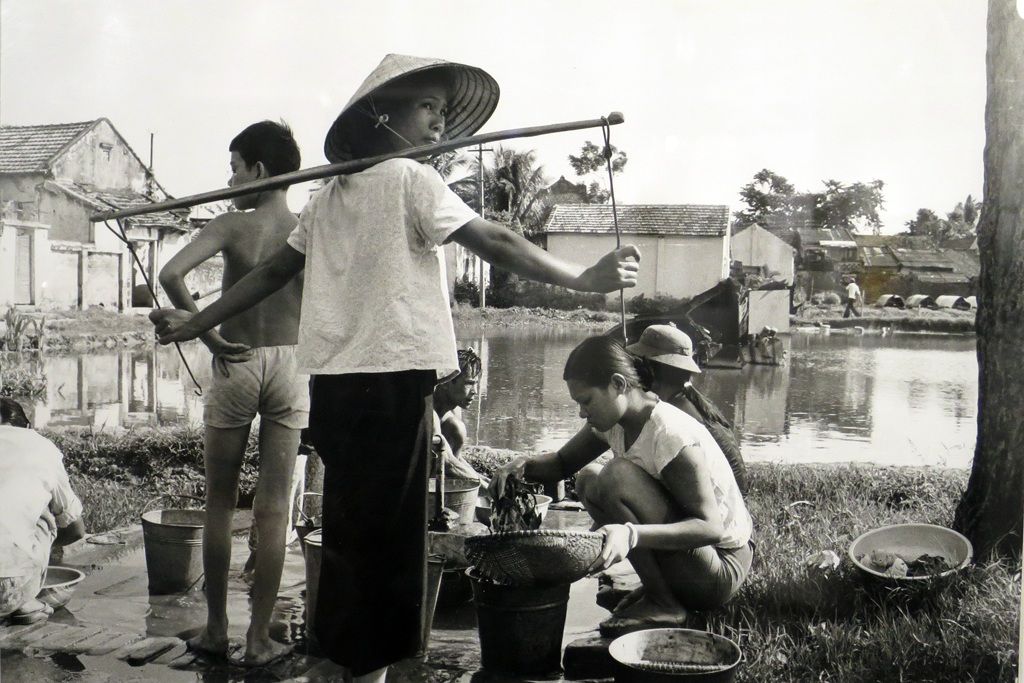 Cô gái cạnh bến nước, gần hồ Trức Bạch, Hà Nội năm 1982.