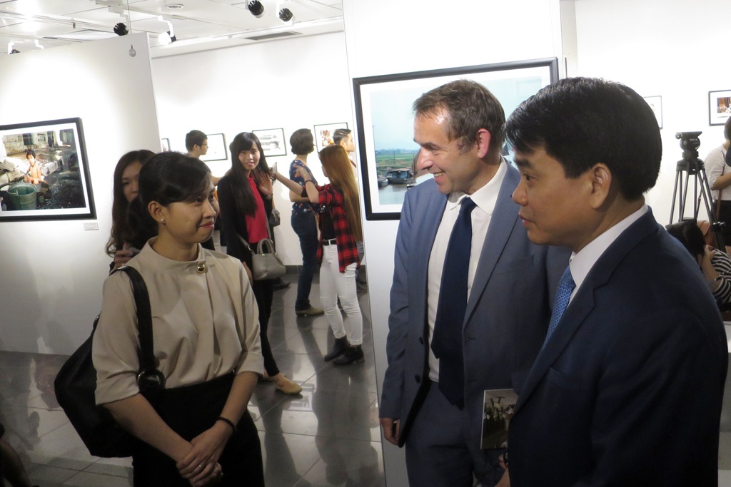 
Ngài Jean - Noel Poirier, Đại sứ Pháp tại Việt Nam và ông Nguyễn Đức Chung, chủ tịch UBND thành phố Hà Nội cùng có mặt trong buổi khai mạc triển lãm.
