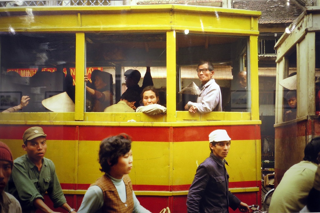 Tàu điện đi trên phố Hàng Đào, Hà Nội năm 1984.
