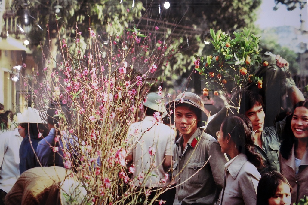 Chợ hoa Tết ở gần chợ Đồng Xuân, Hà Nội năm 1982.