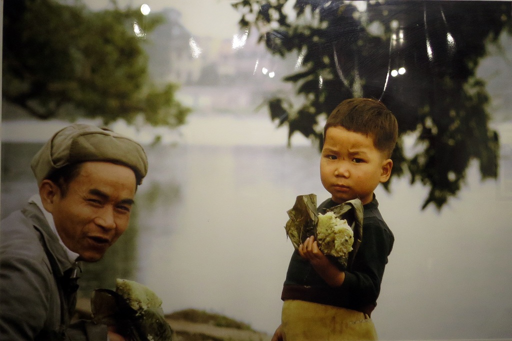 Hai cha con trong ngày Tết năm 1982 bên bờ hồ Hoàn Kiếm.