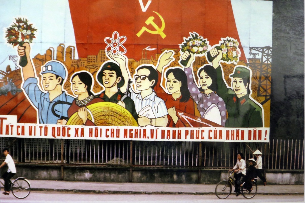 Bức tranh cổ động bên đường tại thành phố Huế năm 1982.