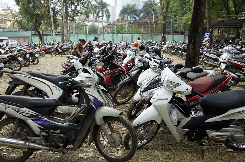 
Trong dịp nghỉ lễ 30/4 - 1/5, người tới vui chơi ở công viên Thủ Lệ được gửi xe hoàn toàn miễn phí.
