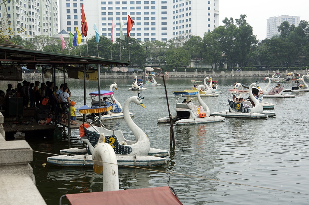 
... hay trò đạp vịt trên hồ Thủ Lệ.
